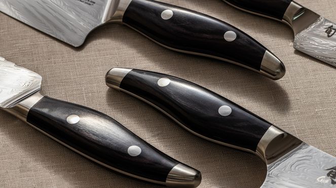 
                    The ergonomically shaped lack-coloured handle of the Nagare Black utility knife fits comfortably in the hand
