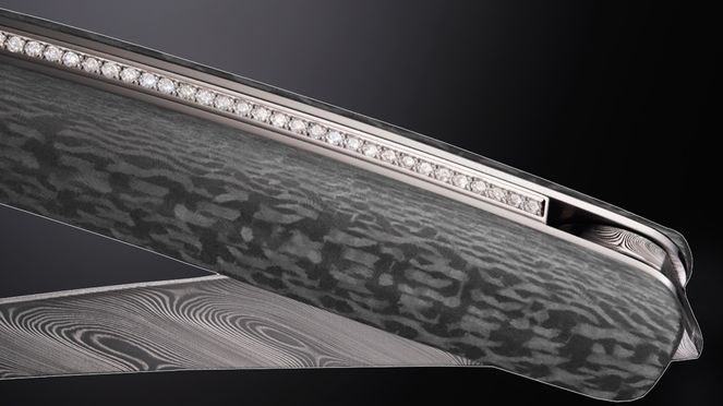 
                    Le couteau de poche diamant carbone de sknife allie le savoir-faire horloger à l'art coutelier