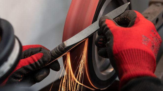 
                    Coltellinai sknife: manifattura di coltelli svizzera aperta con coltellinaio