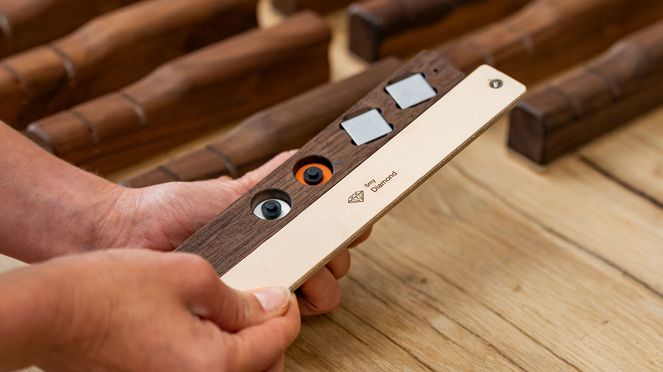 
                    Precision sharpener with diamond leather for grinding, sharpening and polishing