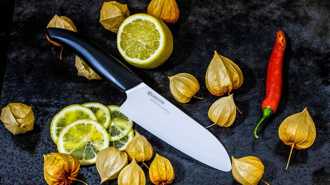 
                    Kyocera Santoku, coltello giapponese molto affilato