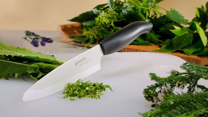 
                    Le couteau à fruits céramique est idéal pour hacher les herbes.