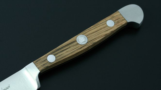 
                    Il manico di quercia del Santoku Güde