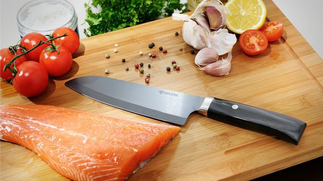 
                    Das Kyocera Black Santoku Keramikmesser mit Keramikklinge