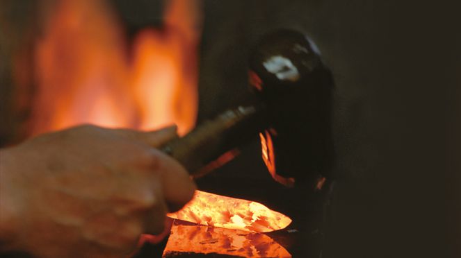 
                    tomato knife Tim Mälzer forging with hammer