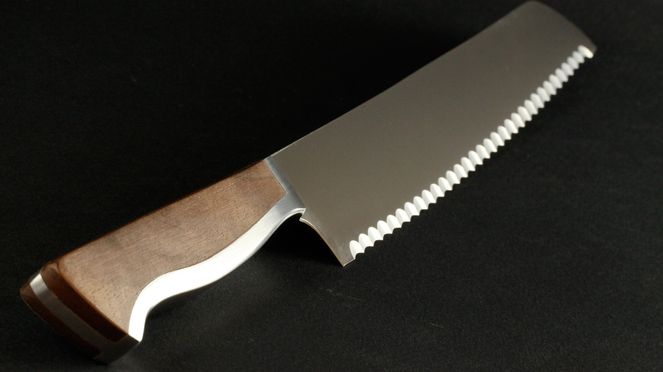 
                    Il coltello per il pane Caminada ha una dentatura molto fine. Così il coltello per il pane Caminada è adatto a tipi differenti di pane e anche a terrine.