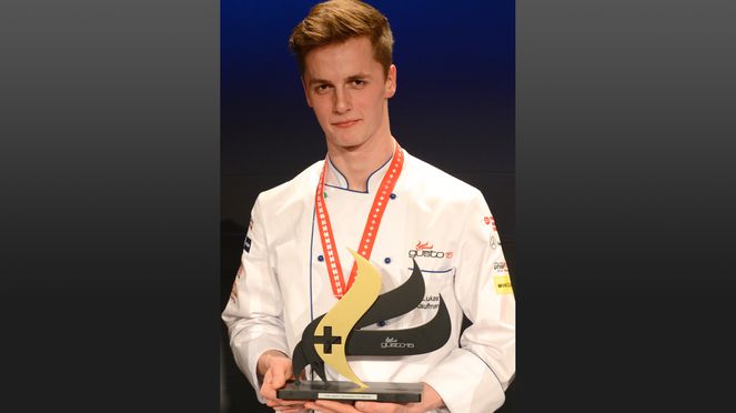 
                    gusto15 Gewinner Lukas Kaufmann mit seiner Trophäe