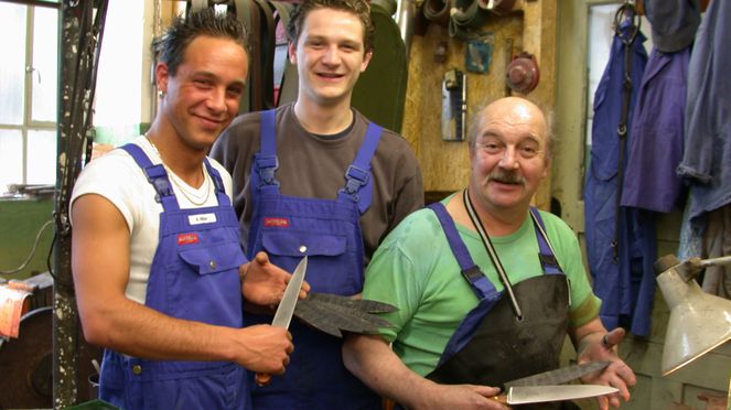 
                    The carbon steel chef's knife is forged by hand and "blaugepliesst"