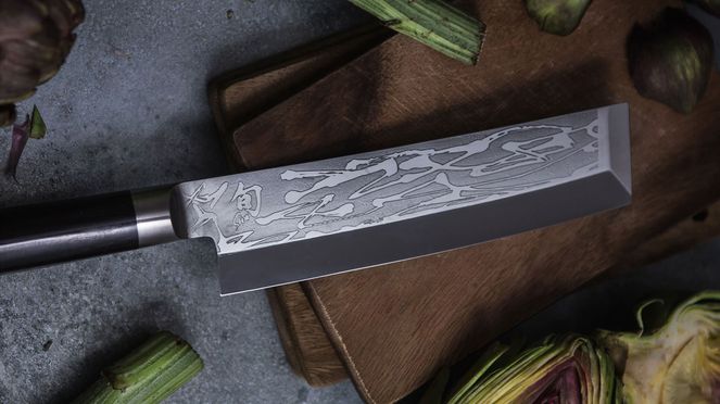 
                    Kai Shun Pro Sho Nakiri auf Schneidbrett