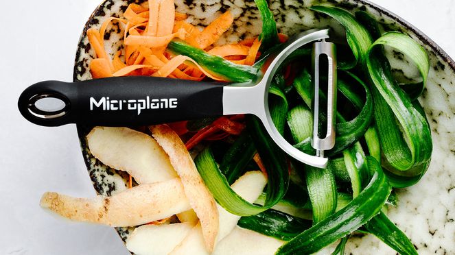 
                    L'éplucheur pro Y à lame lisse sert à éplucher les carottes, les concombres, les courgettes, les pommes de terre ou les panais