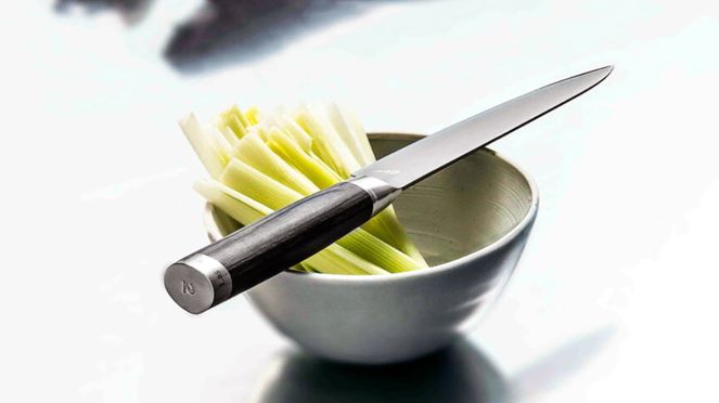 
                    Le petit Santoku Michel Bras en action dans la cuisine