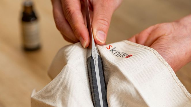 
                    L'affûteur de précision avec kit d'entretien contient une huile de macadamia bio et un chiffon en coton pour huiler des manches