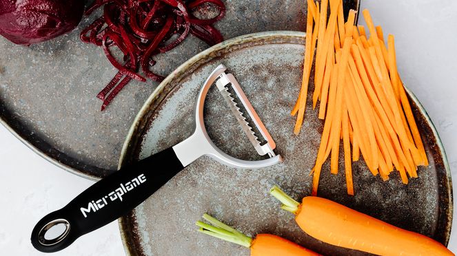 
                    Professional Y-peeler Julienne: ideal for wafer-thin strips of fruit and vegetables