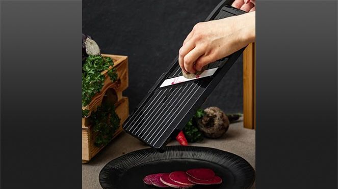 
                    Gemüsehobel Kyocera auch perfekt zum Hobeln roter Beete