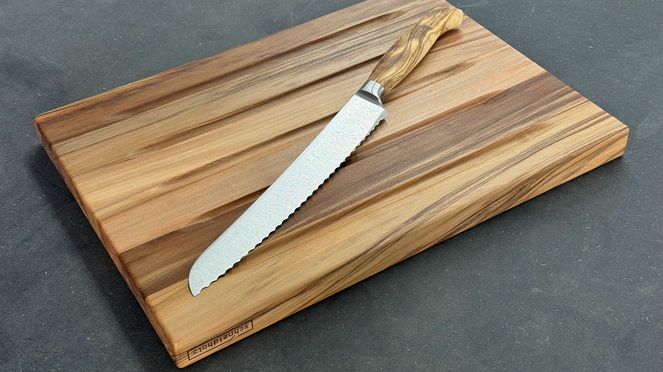 
                    La planche à pain/fromage et le couteau à pain Wok forment un duo parfait