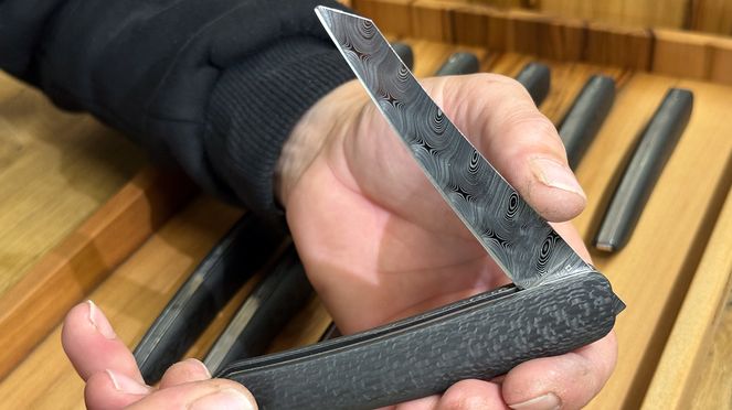 
                    The pocket knife damask carbon is characterised by its feather-light opening