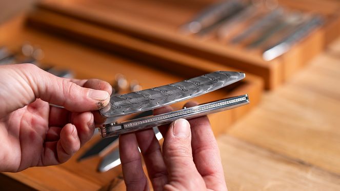 
                    Assembly of the pocket knife full damask diamond