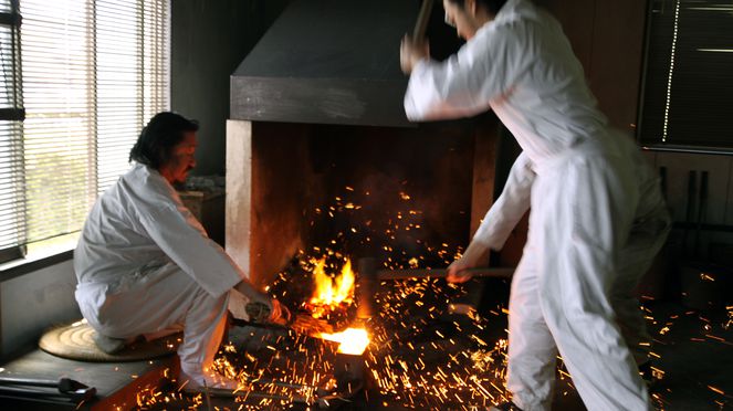 
                    The flexible slicing knife is fabricated according to the Samurai forging techniques