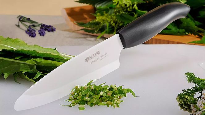 
                    With the large chef's knife Chowa, you can easily cut salads, cabbage and other large cuts