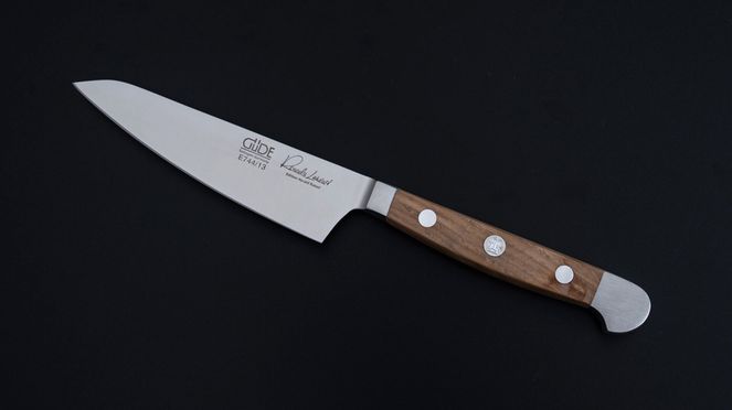 
                    Petit Kiritsuke Güde en forme d'un couteau de chef japonais polyvalent avec une lame K-Tip caractéristique