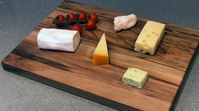 
                    La planche à pain/fromage sert aussi à la présentation des fromages
