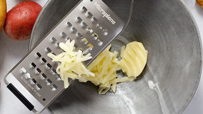 
                    Râpe très grossière: idéal pour le fromage, le chocolat, le beurre, les courgettes