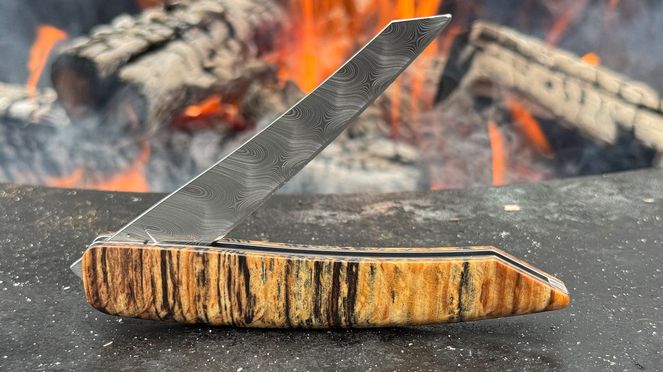 
                    Pocket knife Limited Edition: suitable as steak knife to go en route