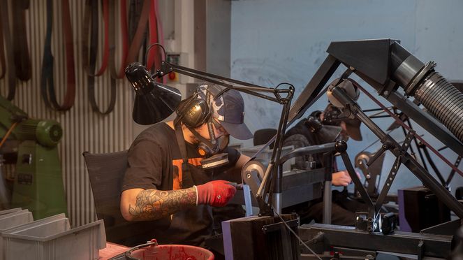 
                    Set de cuillères 6 pièces en noyer fait à main dans la manufacture sknife à Bienne en plus que 40 étapes