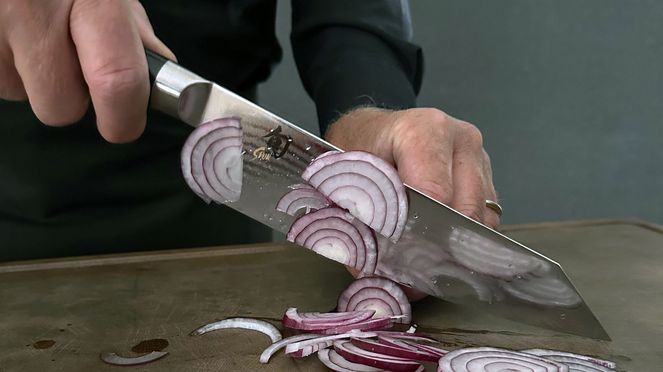
                    Kiritsuke mit Präzisionsschleifgerät mit dem Bestseller Kiritsuke von Kai