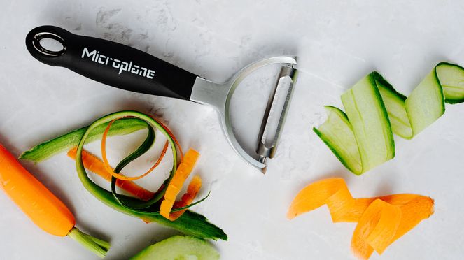 
                    Cet éplucheur pro Y à lame lisse de Microplane® est également idéal pour décorer les plats