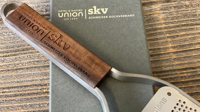 
                    Coarse Grater refined with en engraving on the walnut handle