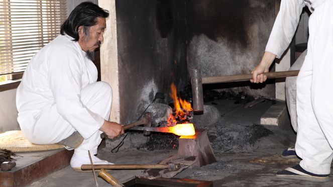 
                    Forge du couteau universel Minamo en Japon