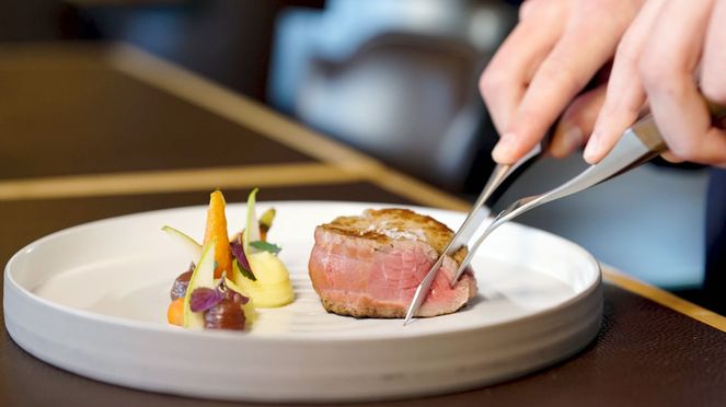 
                    Set de cuillères 6 pièces en noyer complètant les couverts à steak ou de table