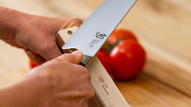 
                    Precision sharpener with diamond leather ensures razor sharpness