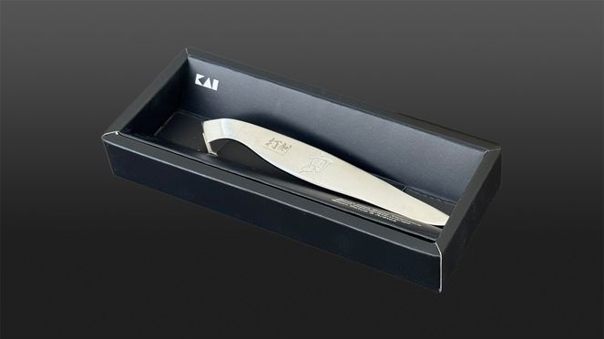 
                    Fischgrätenzange by Danny Khezzar aus gebürstetem Edelstahl