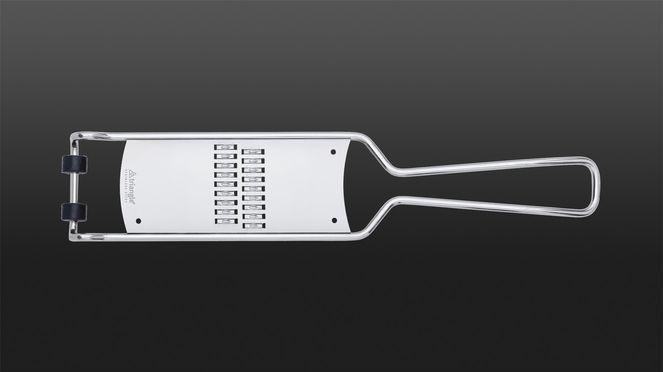 
                    Die triangle Julienne-Reibe aus rostfreiem Edelstahl ist dank dem speziellen Photo-Etching-Verfahren extrem scharf