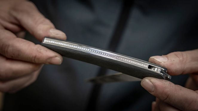 
                    Couteau de poche diamant carbone: avec son dos de lame serti de 51 diamants un véritable chef-d'œuvre technique