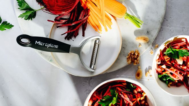 
                    Professional Y-peeler Julienne with razor-sharp stainless steel blade